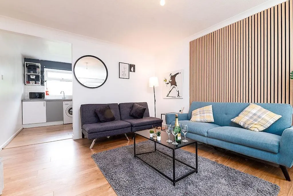 Cozy 3-Bedroom Flat Opposite Forest Recreation Ground location